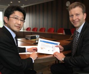 Austausch über Solinger Bürgerhaushalt: Jiro Uno und Kämmerer Ralf Weeke.