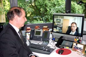 Der Herforder Landrat Christian Manz nimmt wichtige Besprechungen via Video wahr.