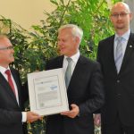 Übergabe der ISO-Zertifizierung des BSI an das DVZ.