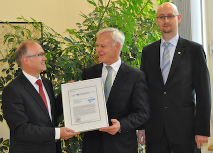 Übergabe der ISO-Zertifizierung des BSI an das DVZ.