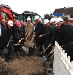 Spatenstich für die Zukunft: Im Kreis Marburg-Biedenkopf ist jetzt der flächendeckende Breitband-Ausbau gestartet.