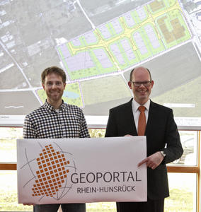 GIS-Beauftragter Johannes Ries (l.) und Dezernent Christian Keimer präsentieren das neue Geoportal des Rhein-Hunsrück-Kreises.