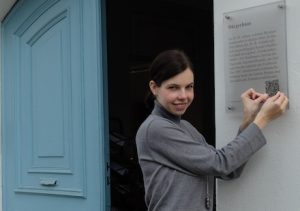 Josephine Przyborowski von der Bernauer Tourist-Information bringt einen der insgesamt 22 neuen QR-Codes an.