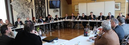 Bürgermeisterinnen und Bürgermeister zeichneten ihre Geschäftsanteile an der Vogelsberger Breitband GmbH.