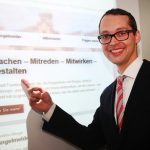 Frankfurts Stadtrat Jan Schneider präsentiert neue Bürgerbeteiligungsplattform.