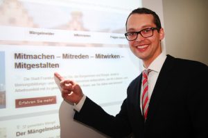 Frankfurts Stadtrat Jan Schneider präsentiert neue Bürgerbeteiligungsplattform.