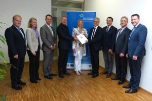 Hessens Wirtschaftsminister Tarek Al-Wazir übergibt den Fördermittelbescheid zur Fortsetzung des Projekts Regionaler Breitband-Berater Südhessen.