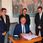 Die Unterschrift besiegelt: Auch für Landau in der Pfalz können die Bürger jetzt Informationen über die einheitliche Behördenrufnummer 115 einholen.