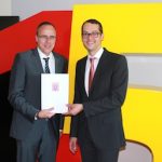 Hessens Innenminister Peter Beuth (l.) überreicht Stadtrat Jan Schneider einen Zuwendungsbescheid in Höhe von 30.000 Euro für das Frankfurter 115-Service-Center.