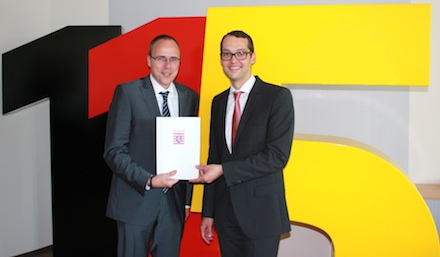 Hessens Innenminister Peter Beuth (l.) überreicht Stadtrat Jan Schneider einen Zuwendungsbescheid in Höhe von 30.000 Euro für das Frankfurter 115-Service-Center.