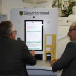 Landrat Bernd Lange (l.) und Sachsens Staatsminister Jürgen Martens haben neue Bürger-Terminals im Kreis Gölitz in Betrieb genommen.