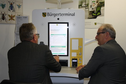 Landrat Bernd Lange (l.) und Sachsens Staatsminister Jürgen Martens haben neue Bürger-Terminals im Kreis Gölitz in Betrieb genommen.