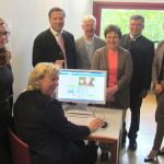 Erding setzt als erste bayerische Kommune das interaktive Elternportal Little Bird bei der Vergabe von Kinderbetreuungsplätzen ein.