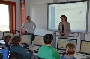 Landrätin Tanja Schweiger vor einem Smartboard in einer der zehn Kreisschulen in Regensburg.
