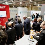 Moderner Staat 2015: Besucher informieren sich am Messestand der Firma MACH.