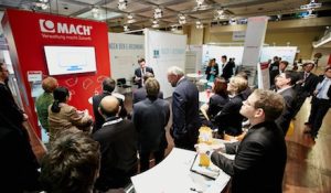 Moderner Staat 2015: Besucher informieren sich am Messestand der Firma MACH.