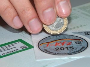 Zur Online-Abmeldung von Fahrzeugen auf dem i-kfz-Portal muss der Anwender zunächst den Sicherheitscode in der Zulassungsbescheinigung Teil 1 freirubbeln.