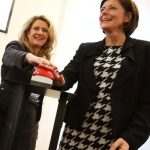 Staatssekretärin Heike Raab (l.) und Ministerpräsidentin Malu Dreyer und geben den Startschuss für das Bürgerbeteiligungsverfahren zum Transparenzgesetz.