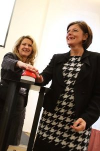 Staatssekretärin Heike Raab (l.) und Ministerpräsidentin Malu Dreyer und geben den Startschuss für das Bürgerbeteiligungsverfahren zum Transparenzgesetz.