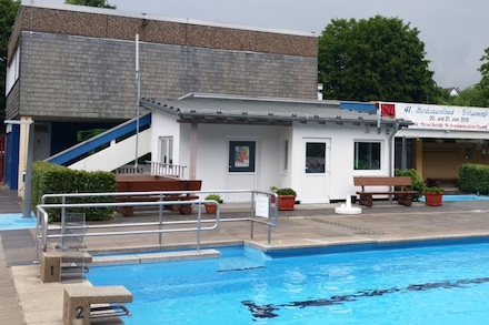 Meschede: Im Freibad entspannt im Internet surfen