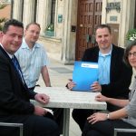 Übergabe der Vertragsunterlagen vor dem Münchberger Rathaus.