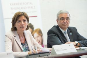 Ministerpräsidentin Malu Dreyer und Innenminister Roger Lewentz stellen das neue Karriereportal für Rheinland-Pfalz vor.