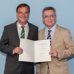 Bundesinnenminister Thomas de Maizière ernennt Hans-Georg Engelke (l.) zum neuen Staatssekretär.