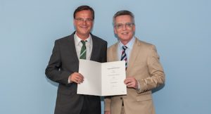 Bundesinnenminister Thomas de Maizière ernennt Hans-Georg Engelke (l.) zum neuen Staatssekretär.