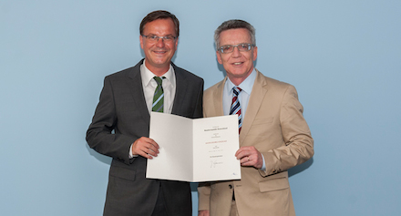 Bundesinnenminister Thomas de Maizière ernennt Hans-Georg Engelke (l.) zum neuen Staatssekretär.