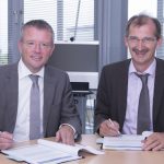 Governikus-Geschäftsführer Dr. Stephan Klein (l.) und der Dataport-Vorstandsvorsitzende Dr. Johann Bizer unterzeichnen den Vertrag für die IT-Lösung Governikus LZA.