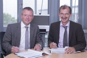 Governikus-Geschäftsführer Dr. Stephan Klein (l.) und der Dataport-Vorstandsvorsitzende Dr. Johann Bizer unterzeichnen den Vertrag für die IT-Lösung Governikus LZA.