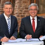 Der saarländische Finanzminister Stephan Toscani (l.) und der rheinland-pfälzische Innenminister Roger Lewentz bei der Unterzeichnung des Kooperationsvertrages zur IT-Sicherheit.