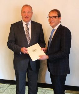 Mit Bundesfördermitteln soll im Kreis Cham eine der flächendeckendsten Datenautobahnen aufgebaut werden.