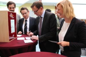 In der Brandiser Letterbox werden auf Postkarten notierte Bürgeranliegen abfotografiert und digitalisiert auf einem Monitor angezeigt.