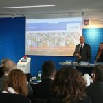 Auf einer Pressekonferenz stellt Thüringens Wirtschaftsminister Wolfgang Tiefensee (vorne links) das neue Informationsportal des Landes für Flüchtlinge vor.