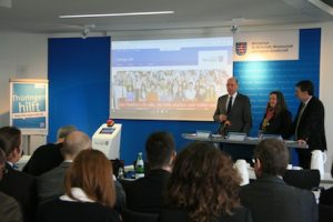 Auf einer Pressekonferenz stellt Thüringens Wirtschaftsminister Wolfgang Tiefensee (vorne links) das neue Informationsportal des Landes für Flüchtlinge vor.