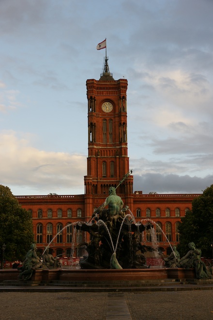 Das Expertenforum zur Integration von Flüchtlingen über kommunale Portale findet am 20. Juni 2016 im Roten Rathaus in Berlin statt.