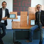 Marc Plattfaut (Ratsangelegenheiten) und Oliver Böer (Bereichsleiter) vom Büro des Bürgermeisters freuen sich über den eingesparten Papierberg.