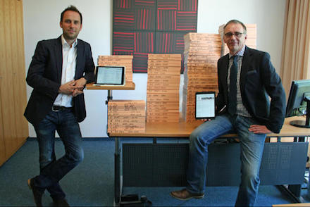 Marc Plattfaut (Ratsangelegenheiten) und Oliver Böer (Bereichsleiter) vom Büro des Bürgermeisters freuen sich über den eingesparten Papierberg.