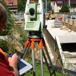 Die topografischen Daten werden direkt aus dem Feldbuch der Außendienstmitarbeiter in die Anwendung rmDATA GeoDesktop übernommen.