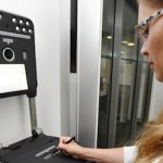 An einem Selbstbedienungsterminal können Bürger in Augsburg die Daten für ihren neuen Ausweis oder Reisepass selbst eingeben.