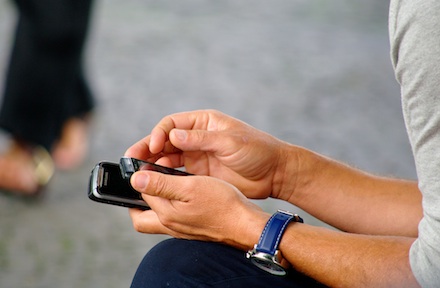 In bayerischen Flüchtlingsunterkünften müssen Flüchtlinge für die Nutzung freier WLAN-Hotspots zahlen.