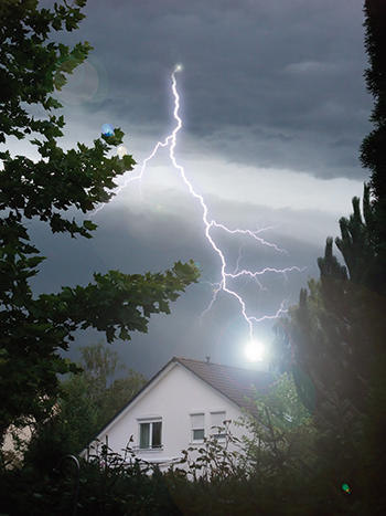 Mit KATWARN per App oder SMS vor Unwetter gewarnt.
