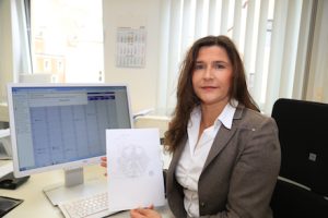 Mit dem neuen Online-Service kann Edelgard Festring von der Urkundenstelle des Münsteraner Standesamts Dokumente schneller vorbereiten.