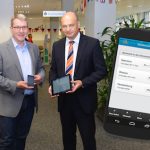 Landrat Dr. Klaus Effing (l.) und Kreisdirektor Dr. Martin Sommer präsentieren die neue App über Wartezeiten in den Kfz-Zulassungsstellen im Kreis Steinfurt.