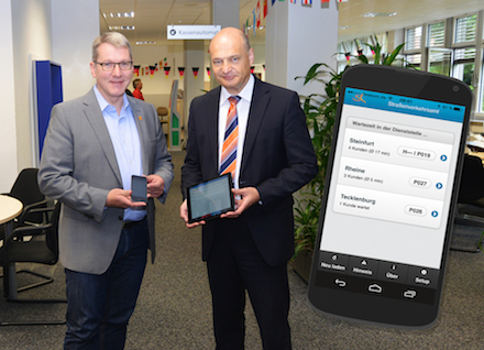 Landrat Dr. Klaus Effing (l.) und Kreisdirektor Dr. Martin Sommer präsentieren die neue App über Wartezeiten in den Kfz-Zulassungsstellen im Kreis Steinfurt.