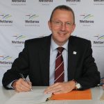Landrat Joachim Arnold gibt den Infoma Rechnungsworkflow im Wetteraukreis frei.