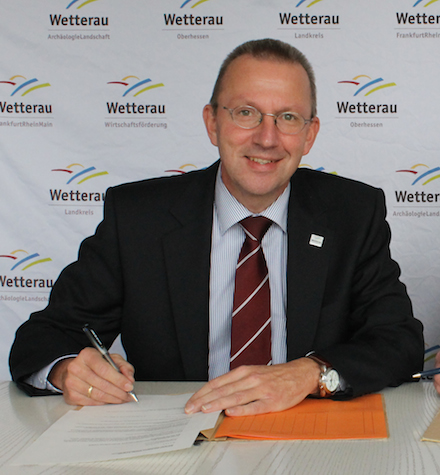 Landrat Joachim Arnold gibt den Infoma Rechnungsworkflow im Wetteraukreis frei.