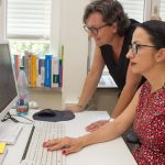 Würzburgs Sozialreferentin Dr. Hülya Düber (sitzend) und Monika Kraft (Leiterin der Fachabteilung Kindertagesbetreuung) testen das neue Online-Informations- und Vormerksystem InVo-Sys.