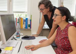 Würzburgs Sozialreferentin Dr. Hülya Düber (sitzend) und Monika Kraft (Leiterin der Fachabteilung Kindertagesbetreuung) testen das neue Online-Informations- und Vormerksystem InVo-Sys.